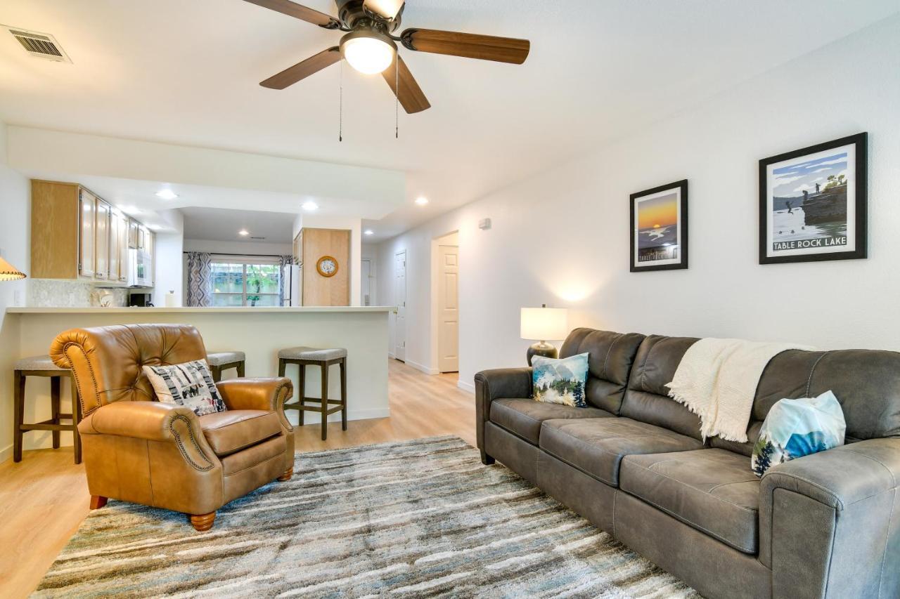 With Screened Patio, Pool Access Branson