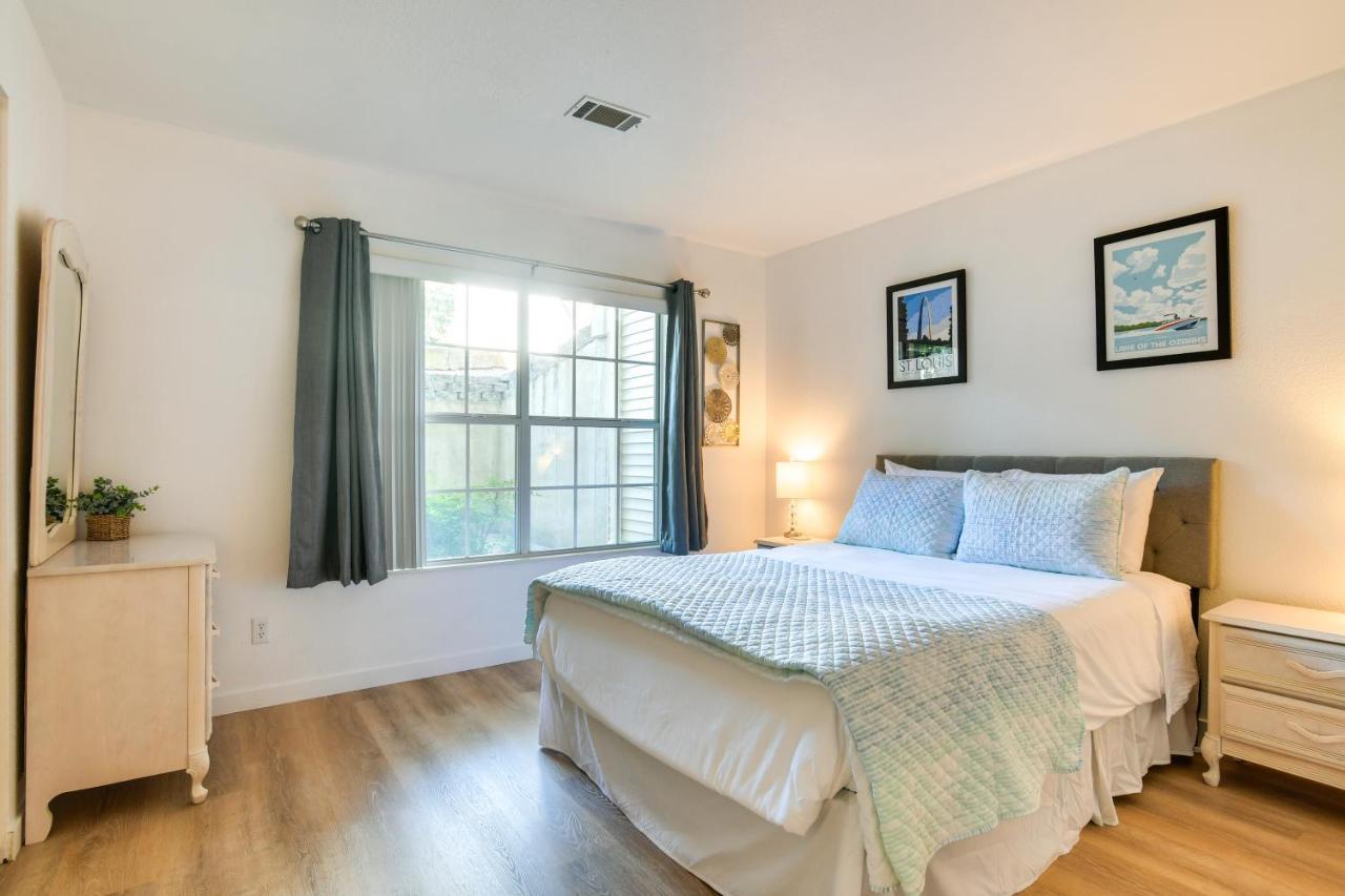 Apartment With Screened Patio, Pool Access *