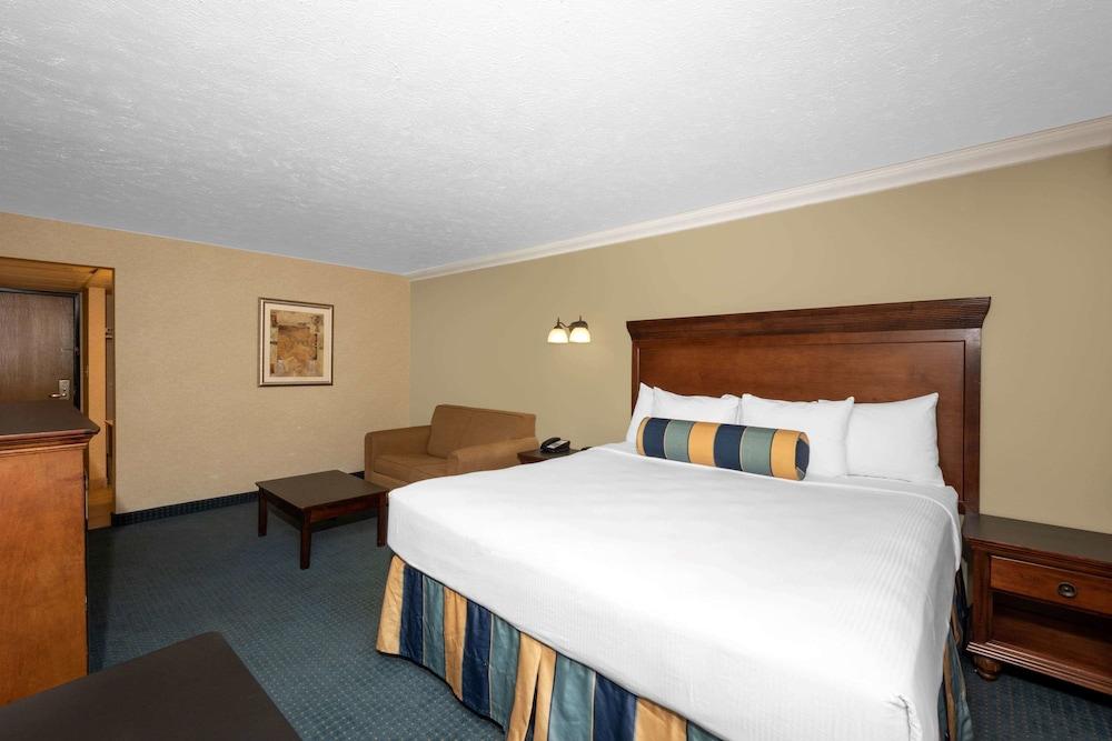 Hotel Suburban On The Strip