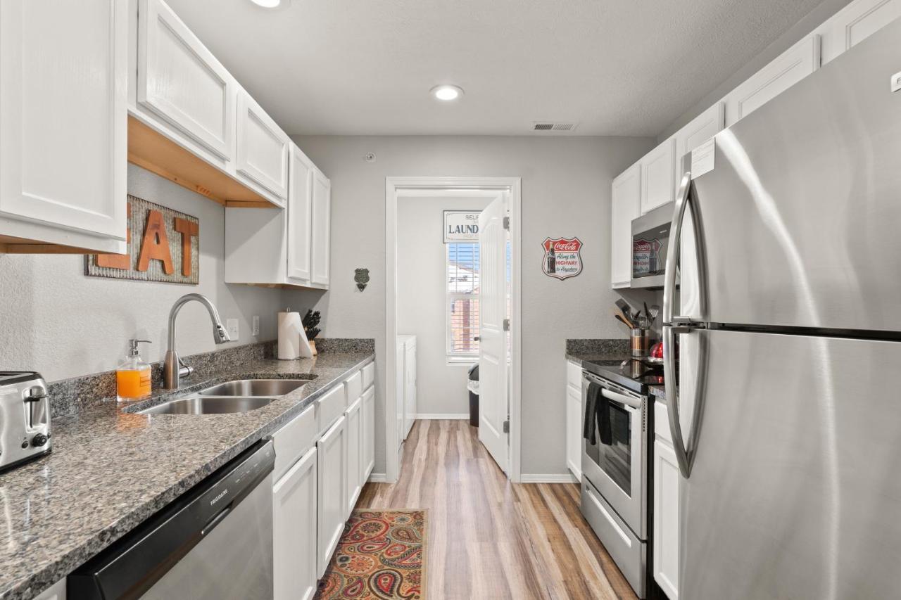 Two Gorgeous Condos*side By Side*10 Beds*sleep 17!