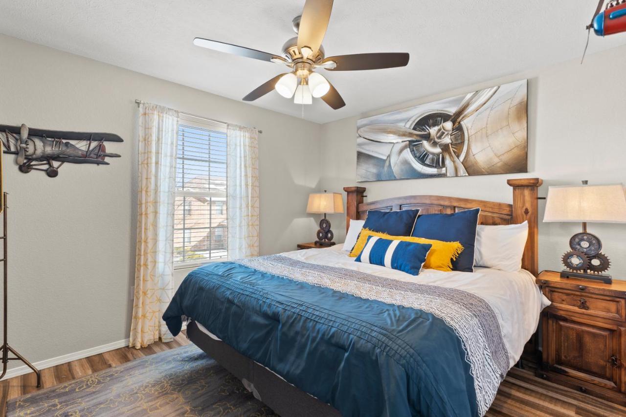 Apartment Two Gorgeous Condos*side By Side*10 Beds*sleep 17! *