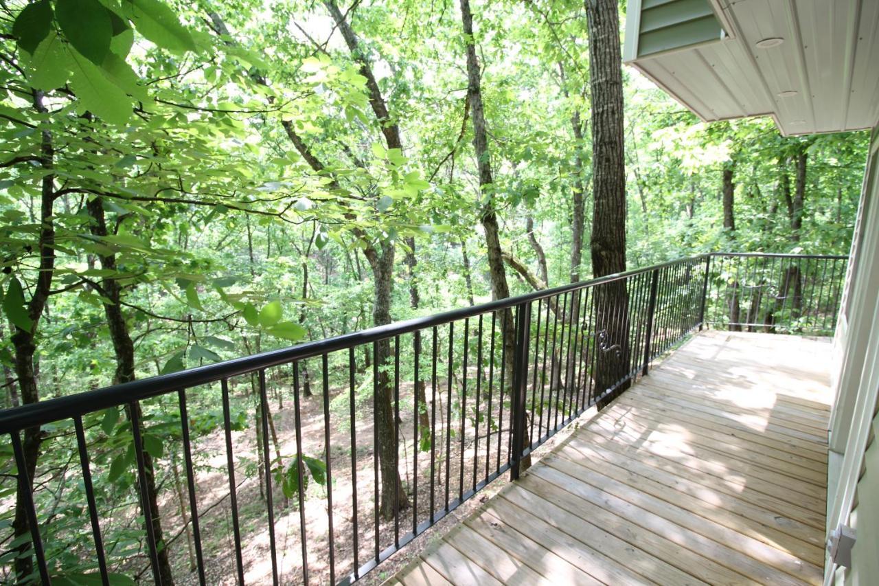 Holiday home Secluded Treehouse In The Woods - Tree Hugger Hideaway Branson