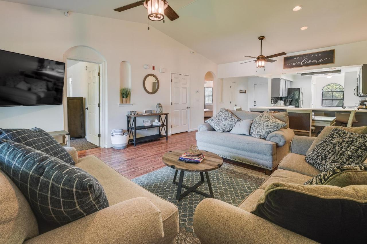 Apartment Inviting With Community Pool And Hot Tub