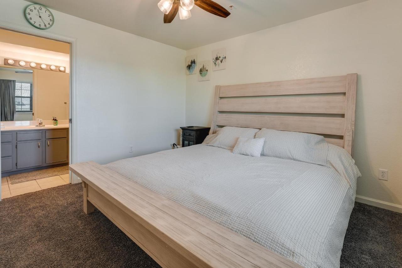 Apartment Inviting With Community Pool And Hot Tub