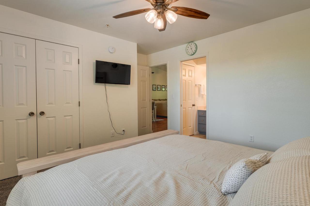 Apartment Inviting With Community Pool And Hot Tub