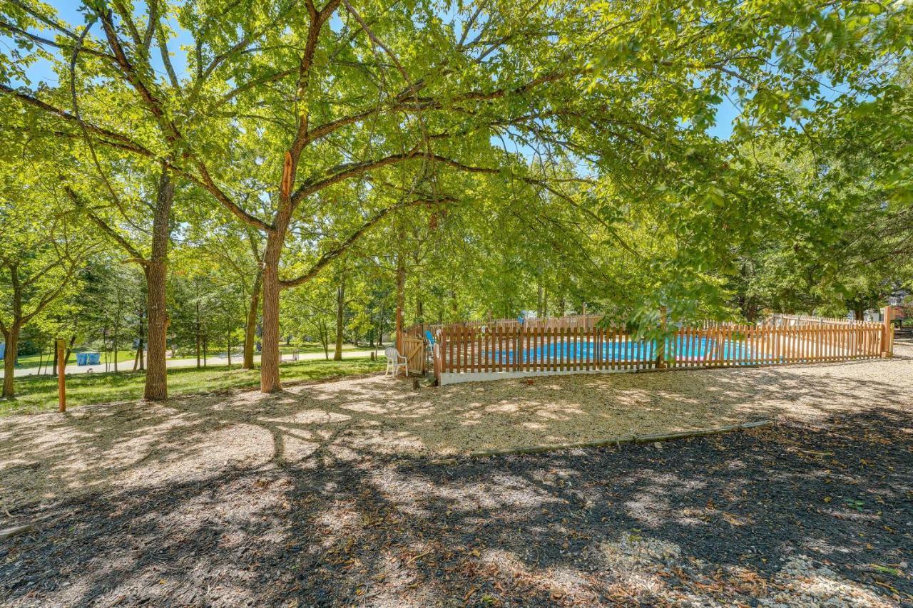 Holiday home Getaway Deck With Pool View And Bbq Grill!