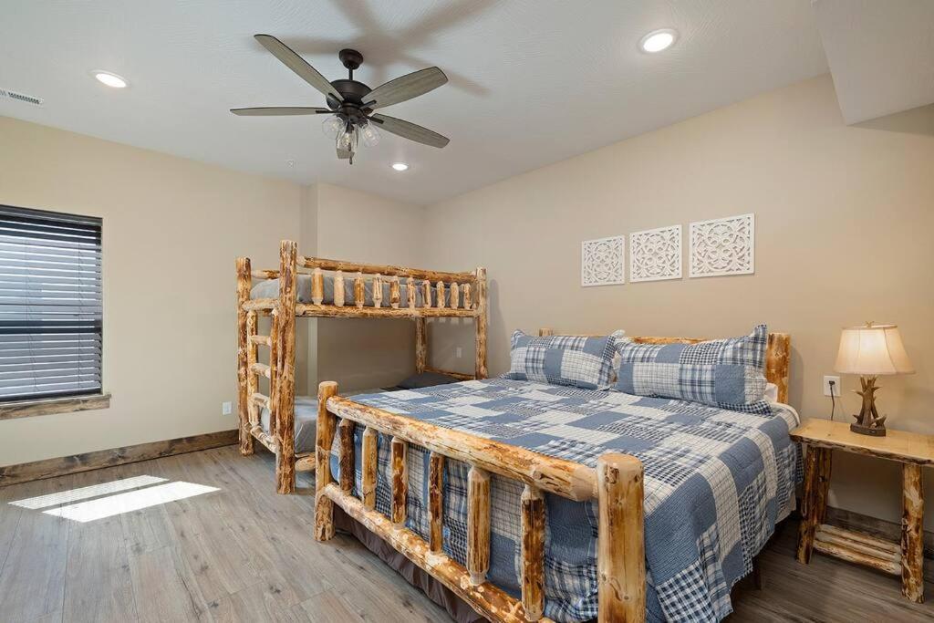 Spacious Rustic Elm * Branson