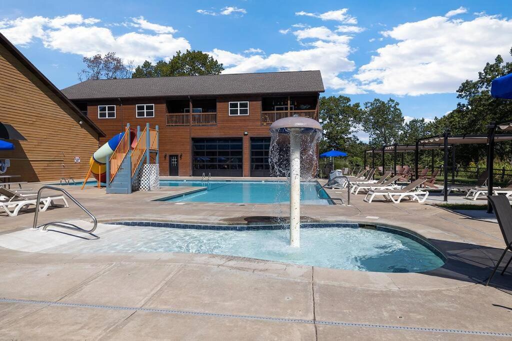 Spacious Rustic Elm Holiday home Branson