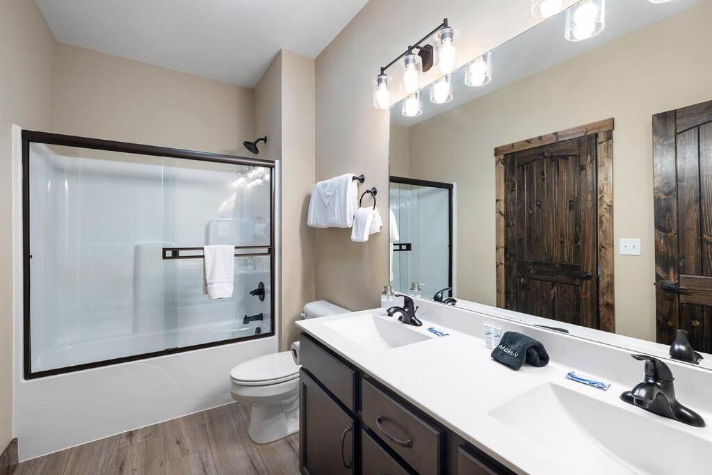Spacious Rustic Elm Branson