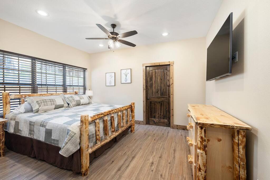 Spacious Rustic Elm * Branson