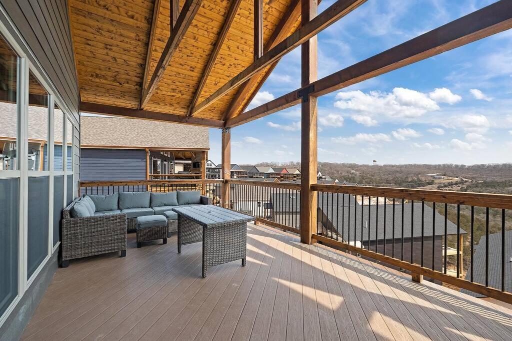 Spacious Rustic Elm Holiday home Branson