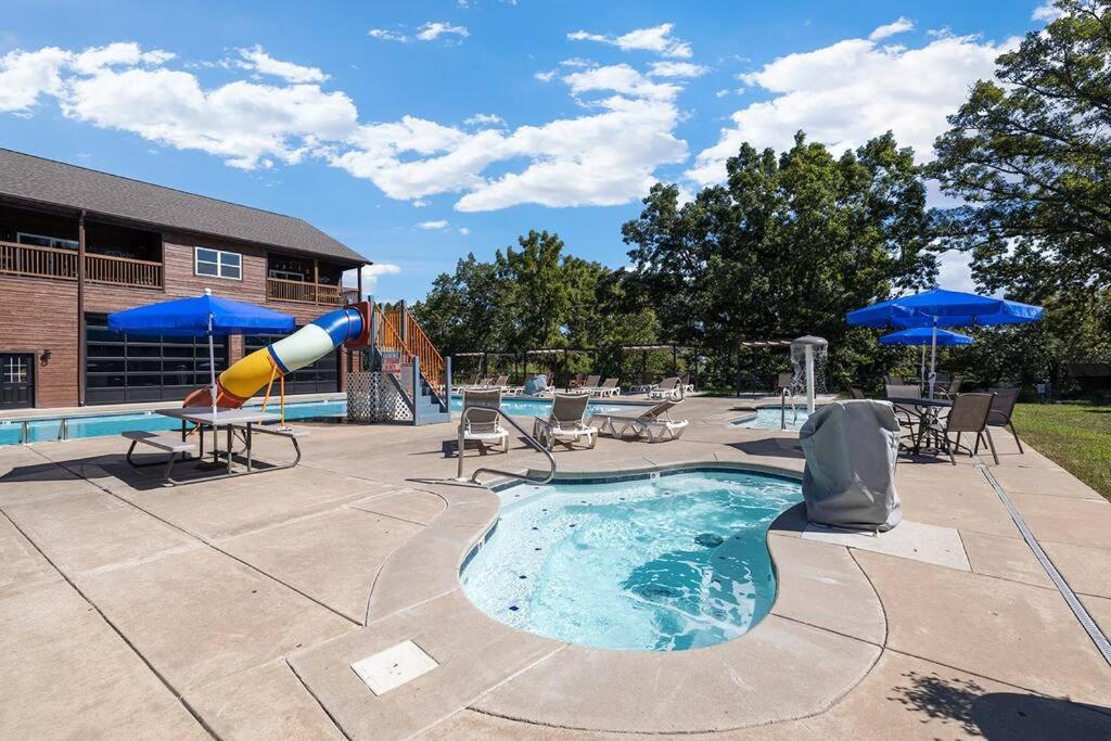 Spacious Rustic Elm Holiday home Branson