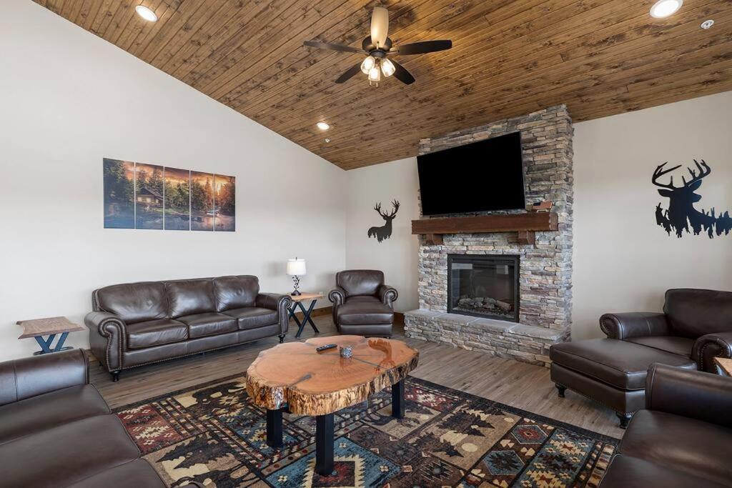 Spacious Rustic Elm * Branson