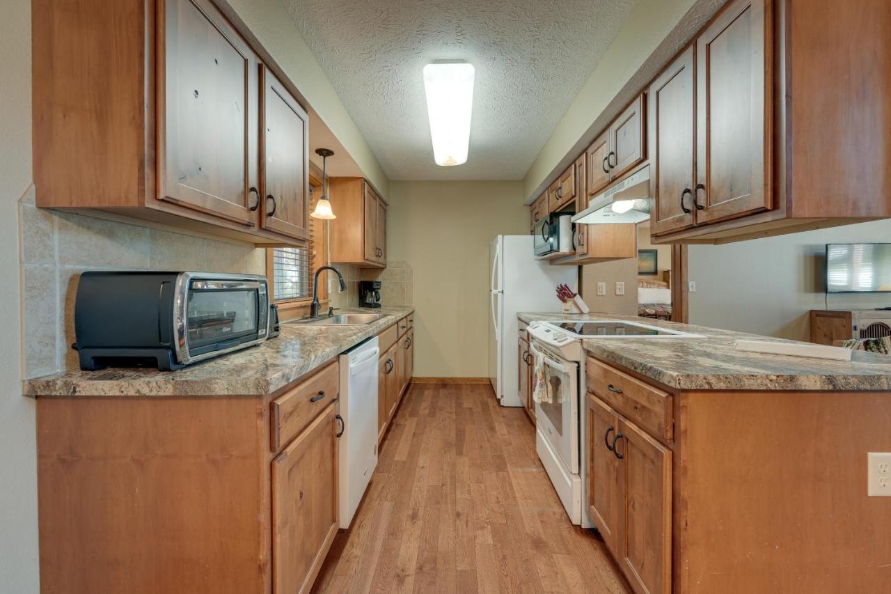 Getaway With Indoor And Outdoor Pool Access!