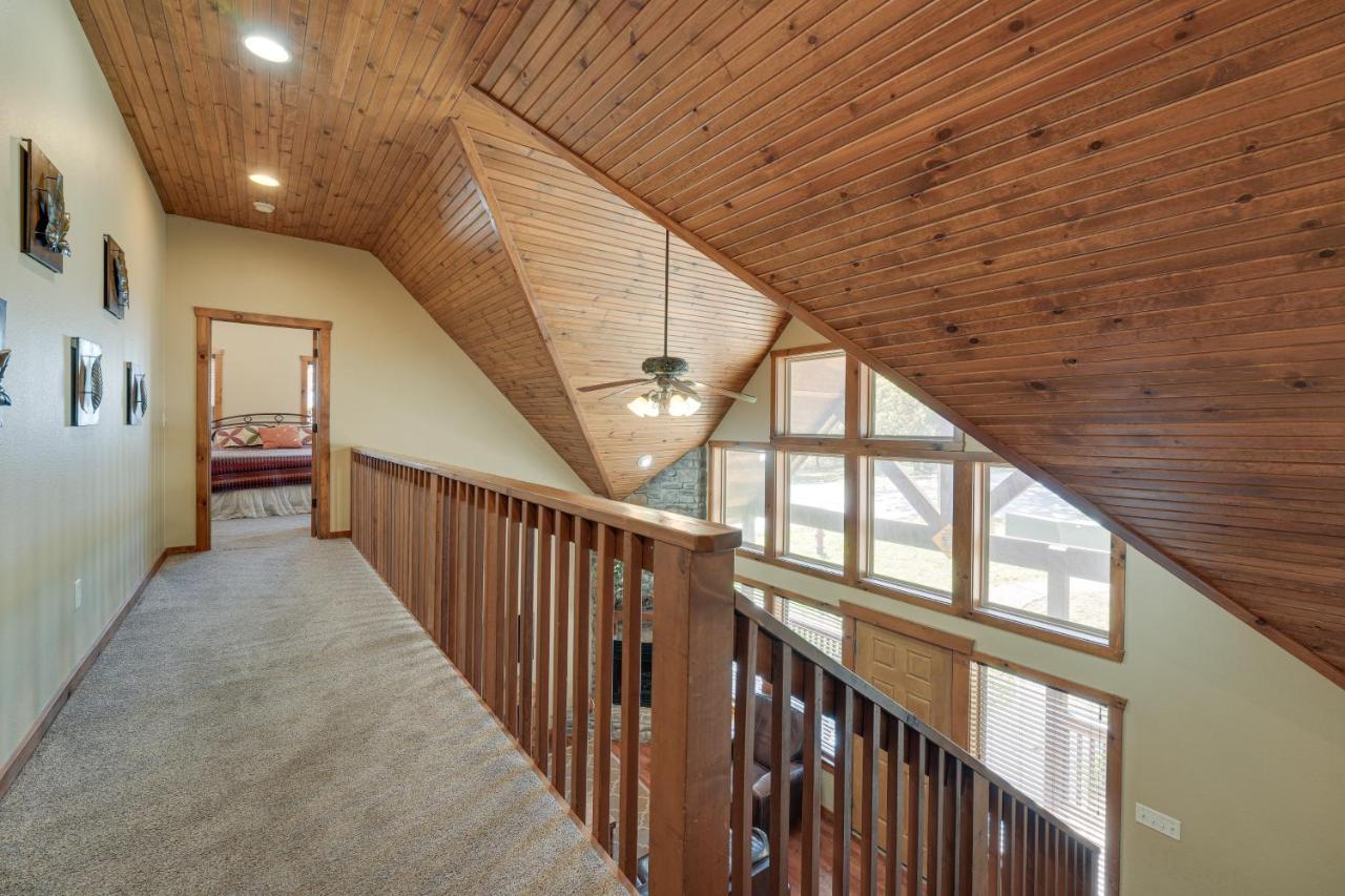 Holiday home Getaway With Indoor And Outdoor Pool Access! Branson