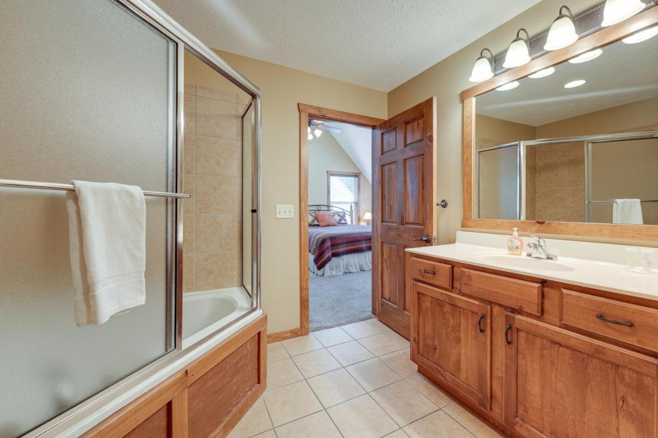 Getaway With Indoor And Outdoor Pool Access!