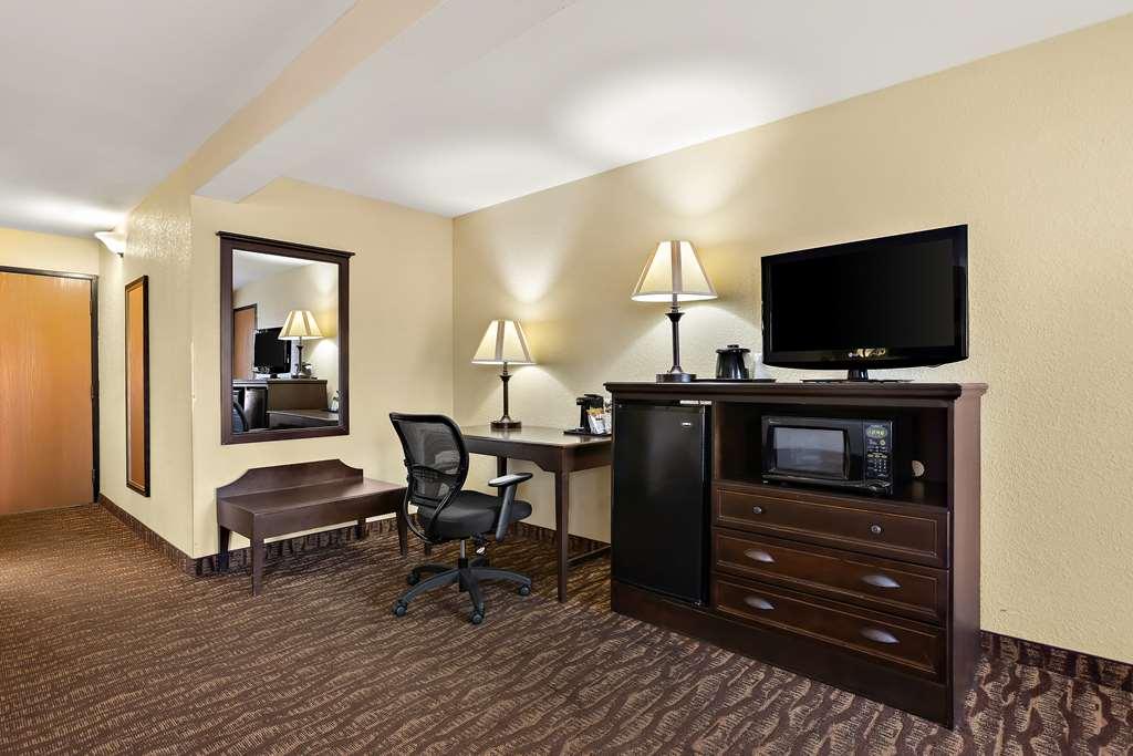 Western Center Pointe Hotel