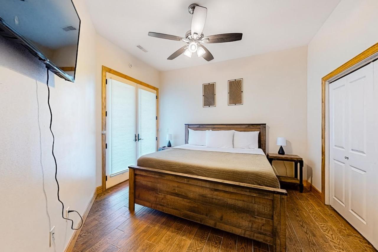 Treetop View Sanctuary * Branson