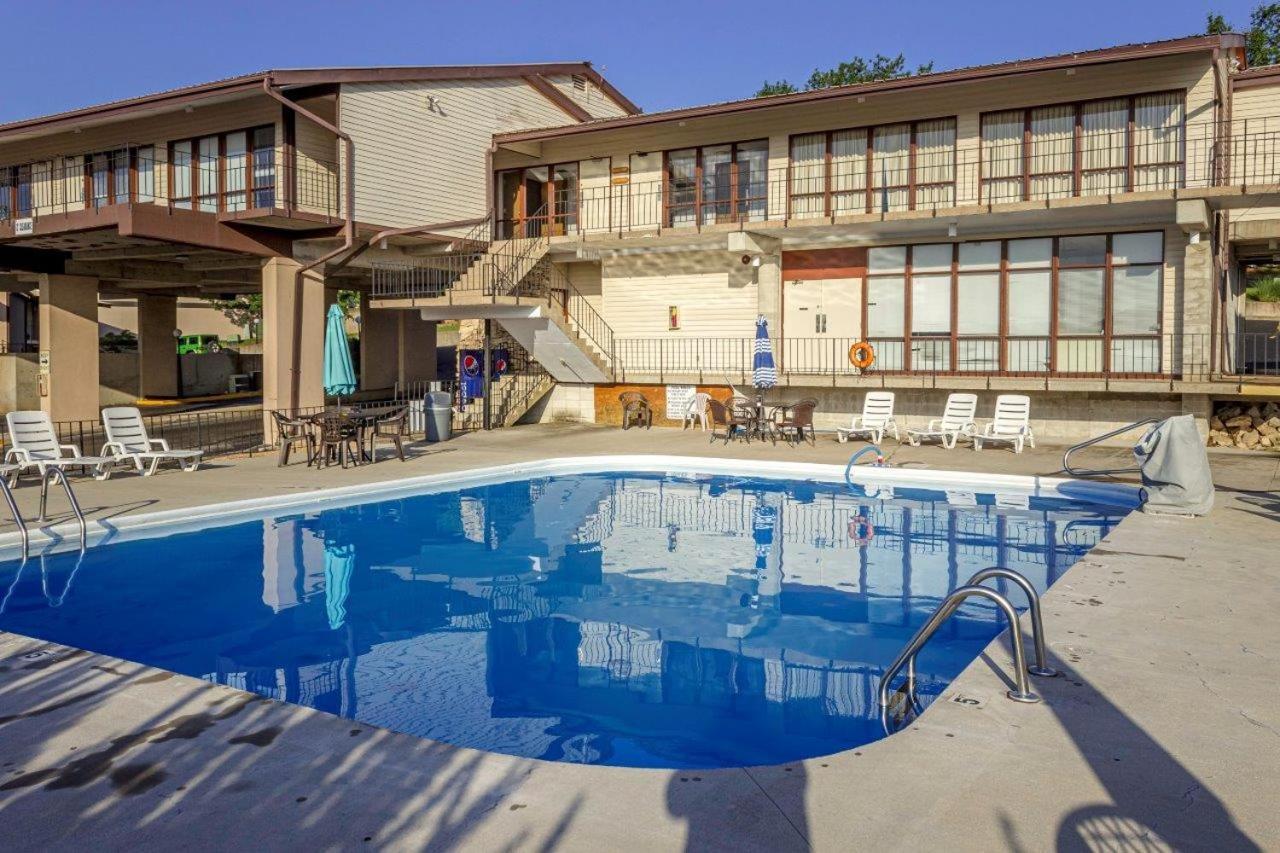 Apartment On Table Rock With Views And Pool And Wifi Close To Silver Dollar *