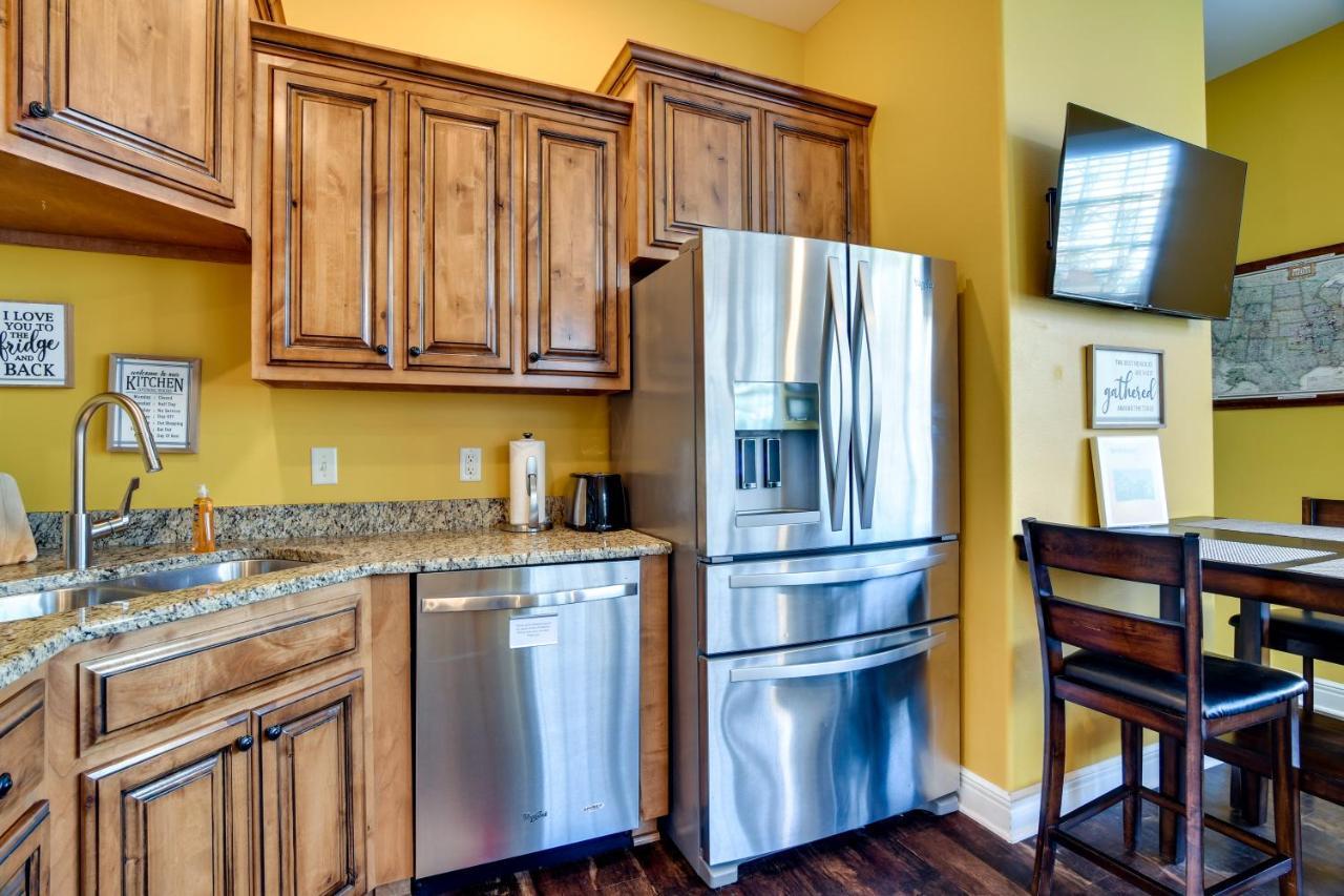 With Pool Near Silver Dollar City! Apartment