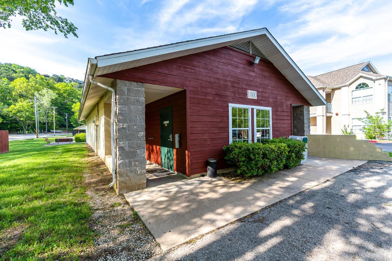 Retro Color Retreat Apartment Branson
