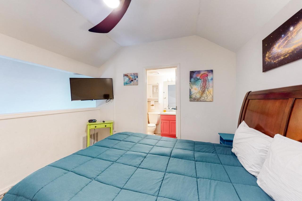 Apartment Retro Color Retreat