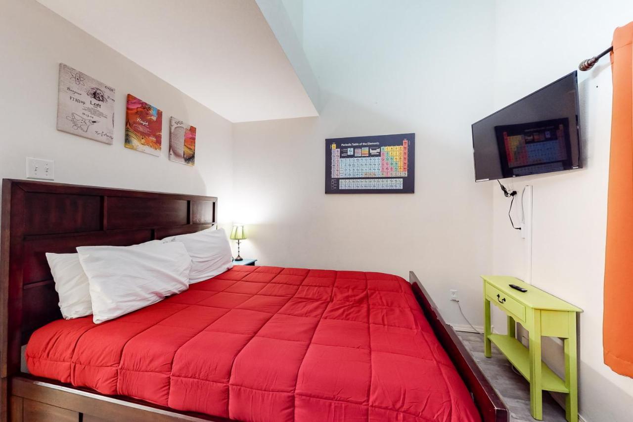 Retro Color Retreat Apartment Branson