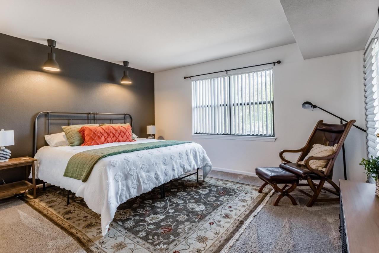 Evergreen Pointe Apartment *