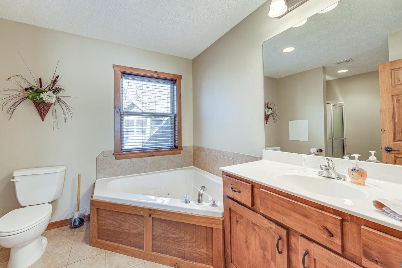 Holiday home Getaway - Near Silver Dollar City!