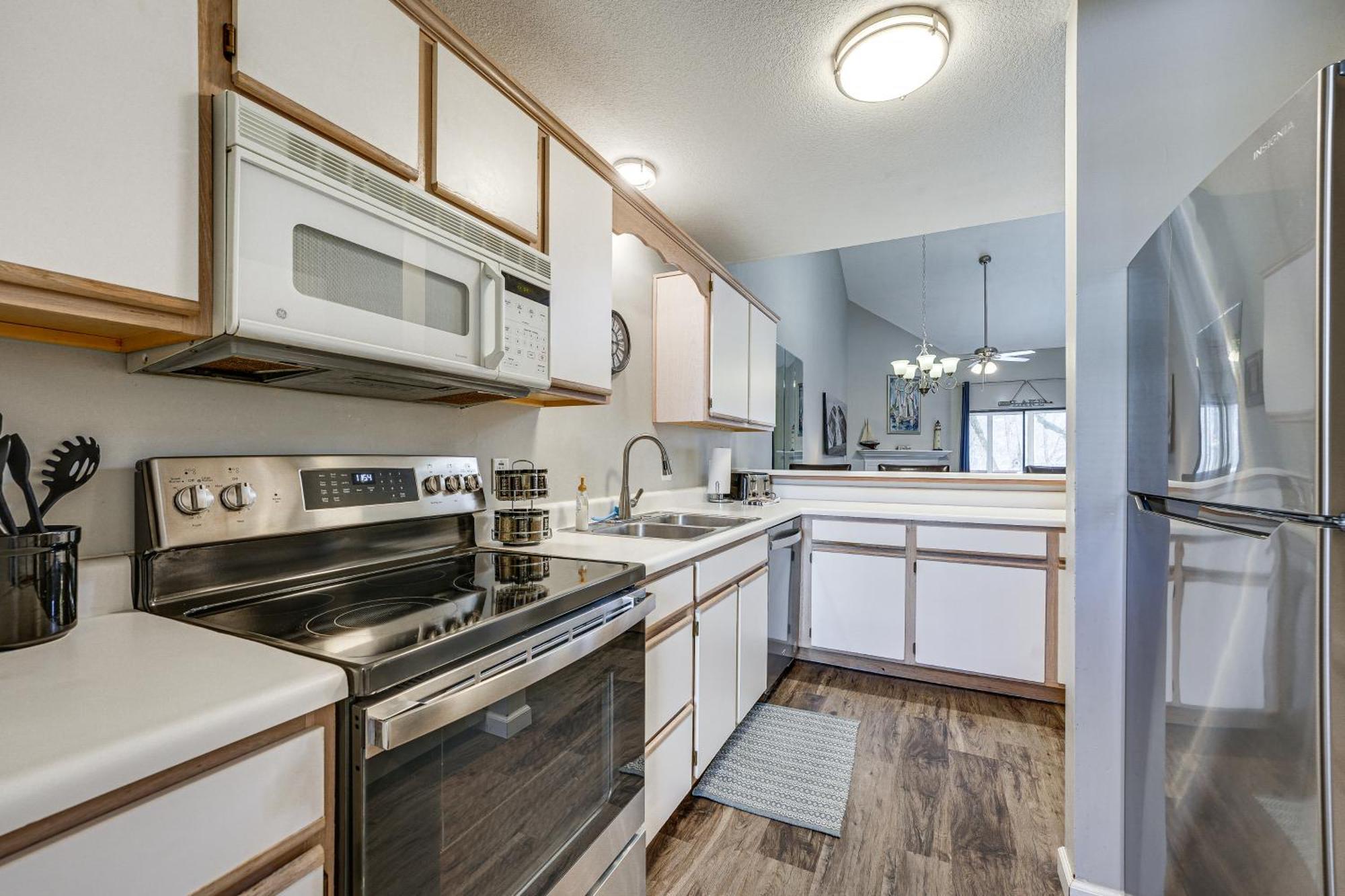 Lakefront Penthouse With Amenities! Apartment *