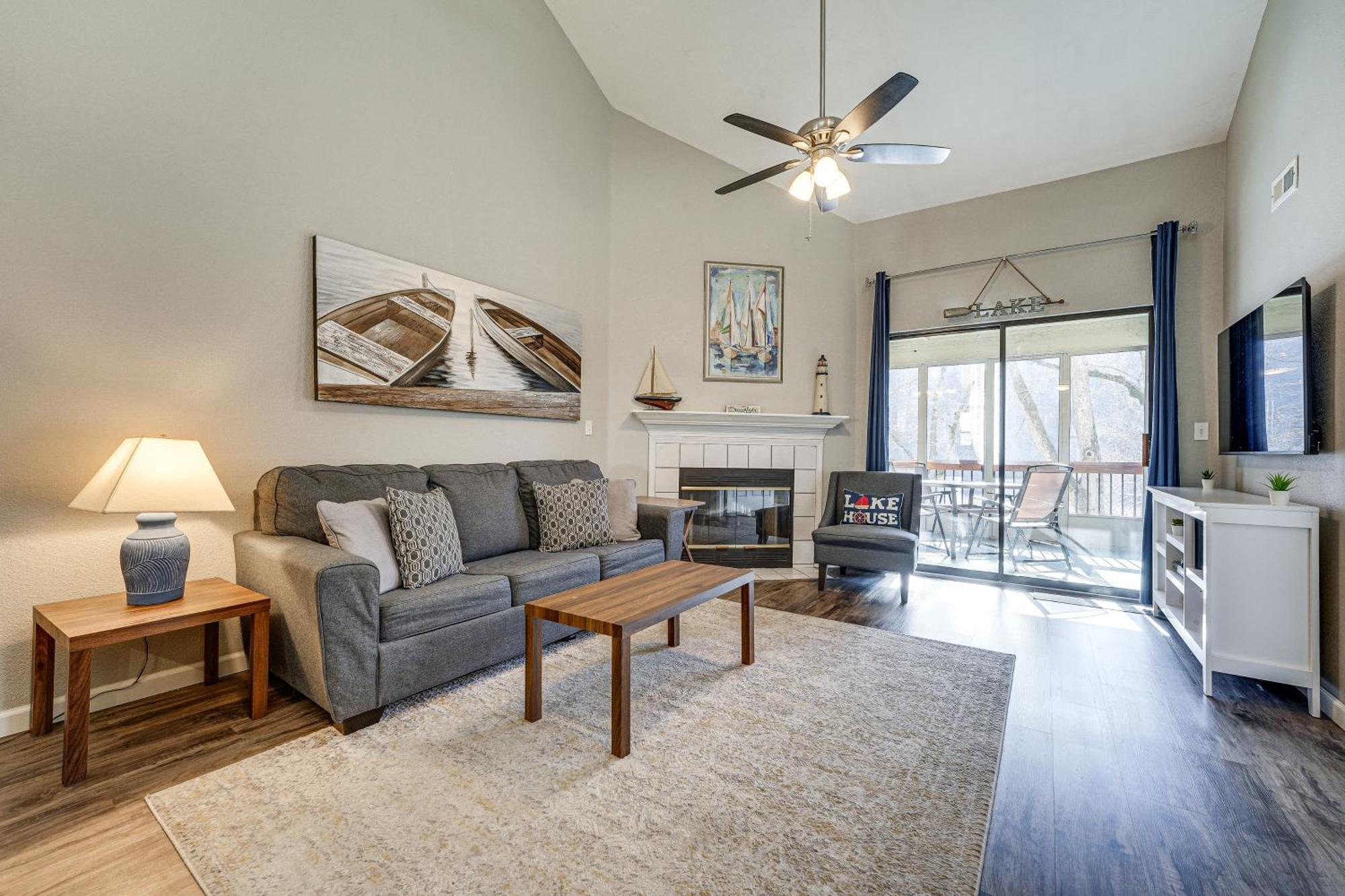 Lakefront Penthouse With Amenities! Apartment