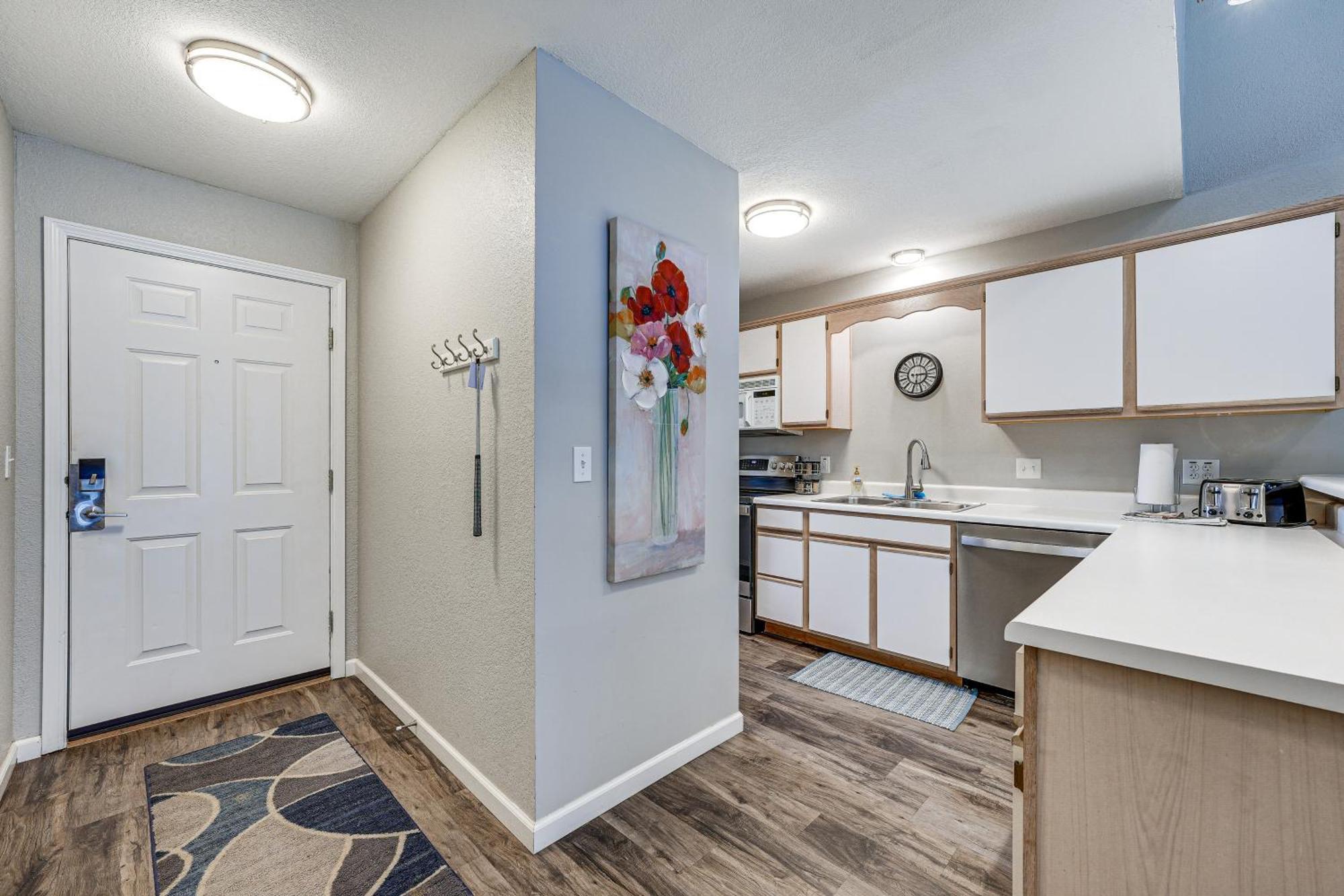 Apartment Lakefront Penthouse With Amenities! *