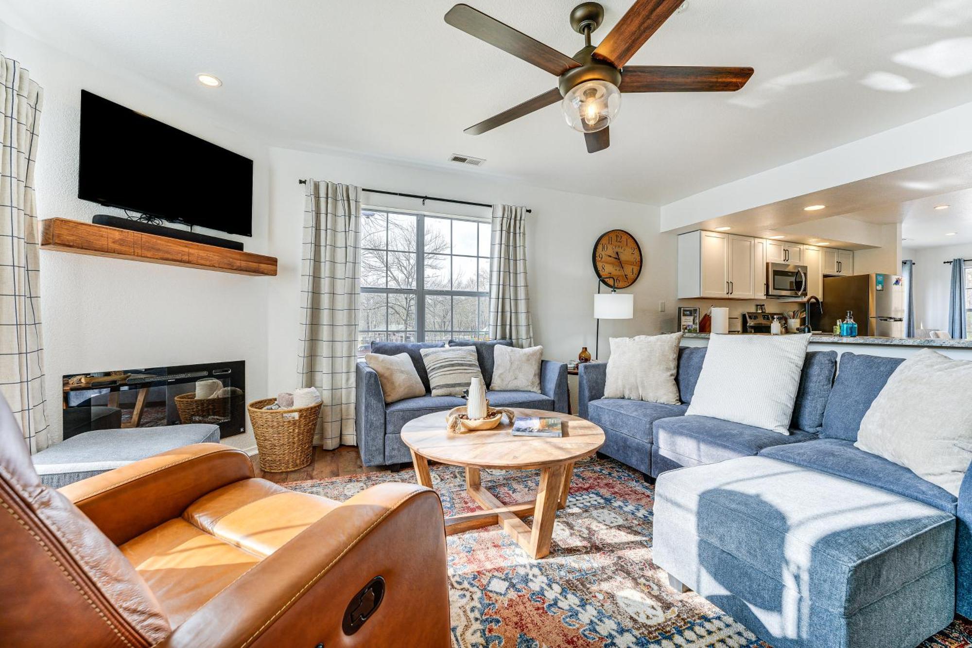 Apartment Lakefront With Sunroom And Views!