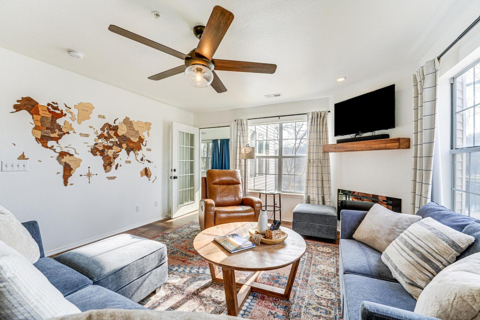 Lakefront With Sunroom And Views! Apartment