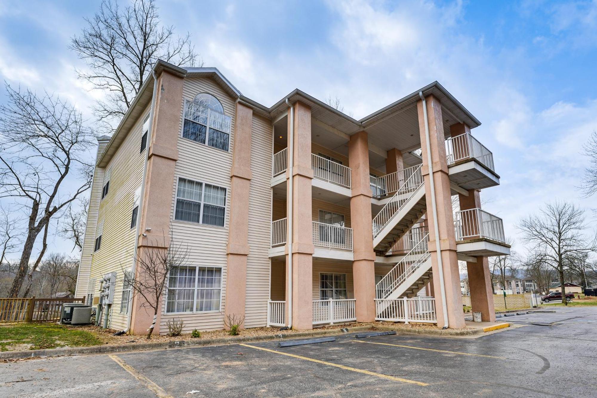 Apartment Lakefront With Sunroom And Views!
