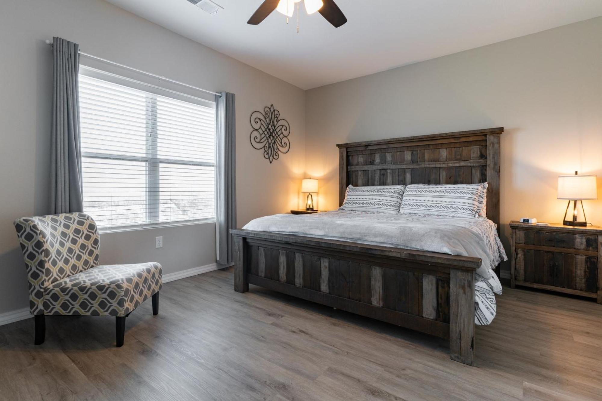 Apartment Near 76 Strip And Sdc - King Beds - Outdoor Pool - Free Attraction Tickets - V3301-6 *