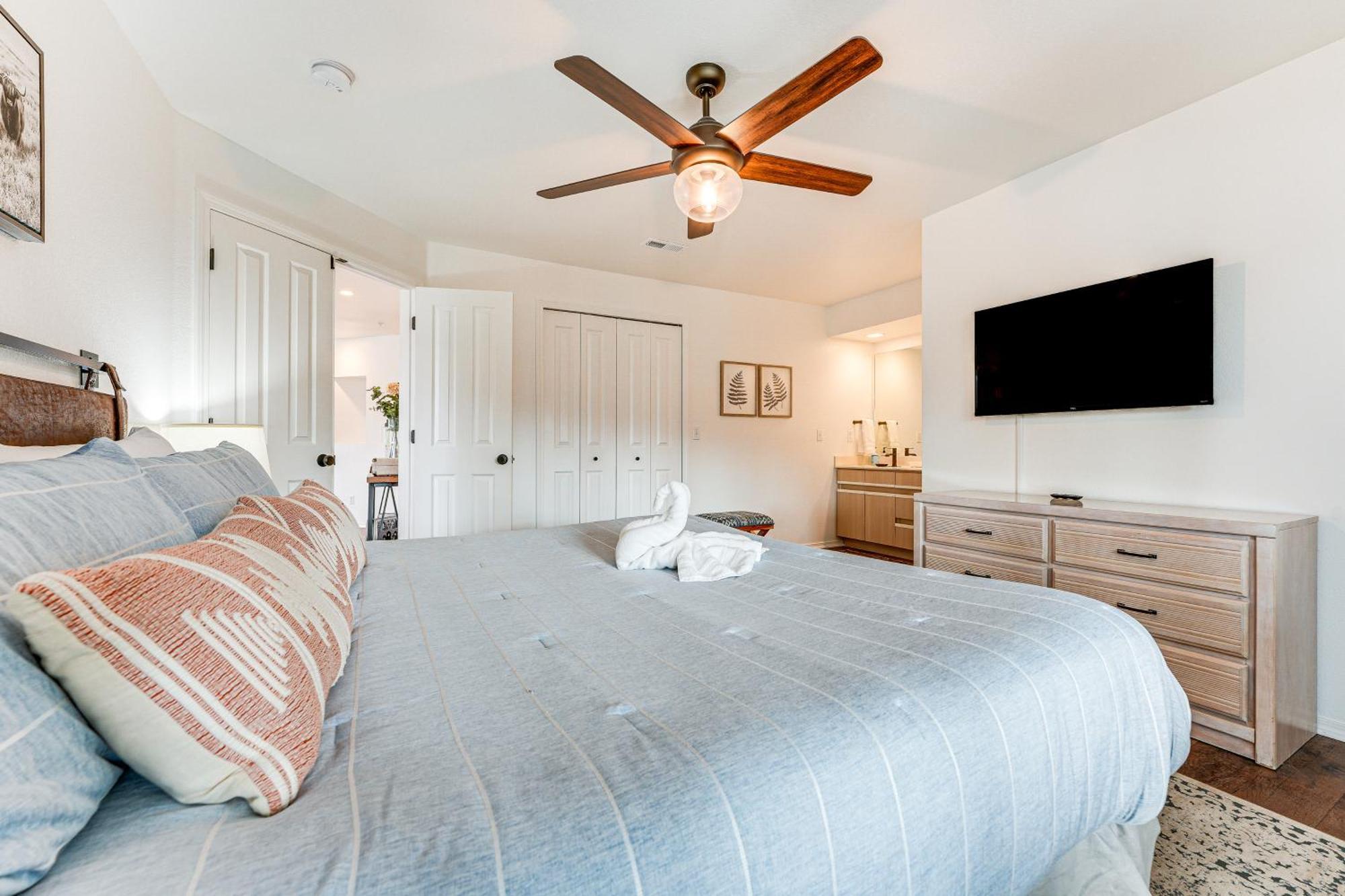 Apartment Lakefront With Sunroom And Views!