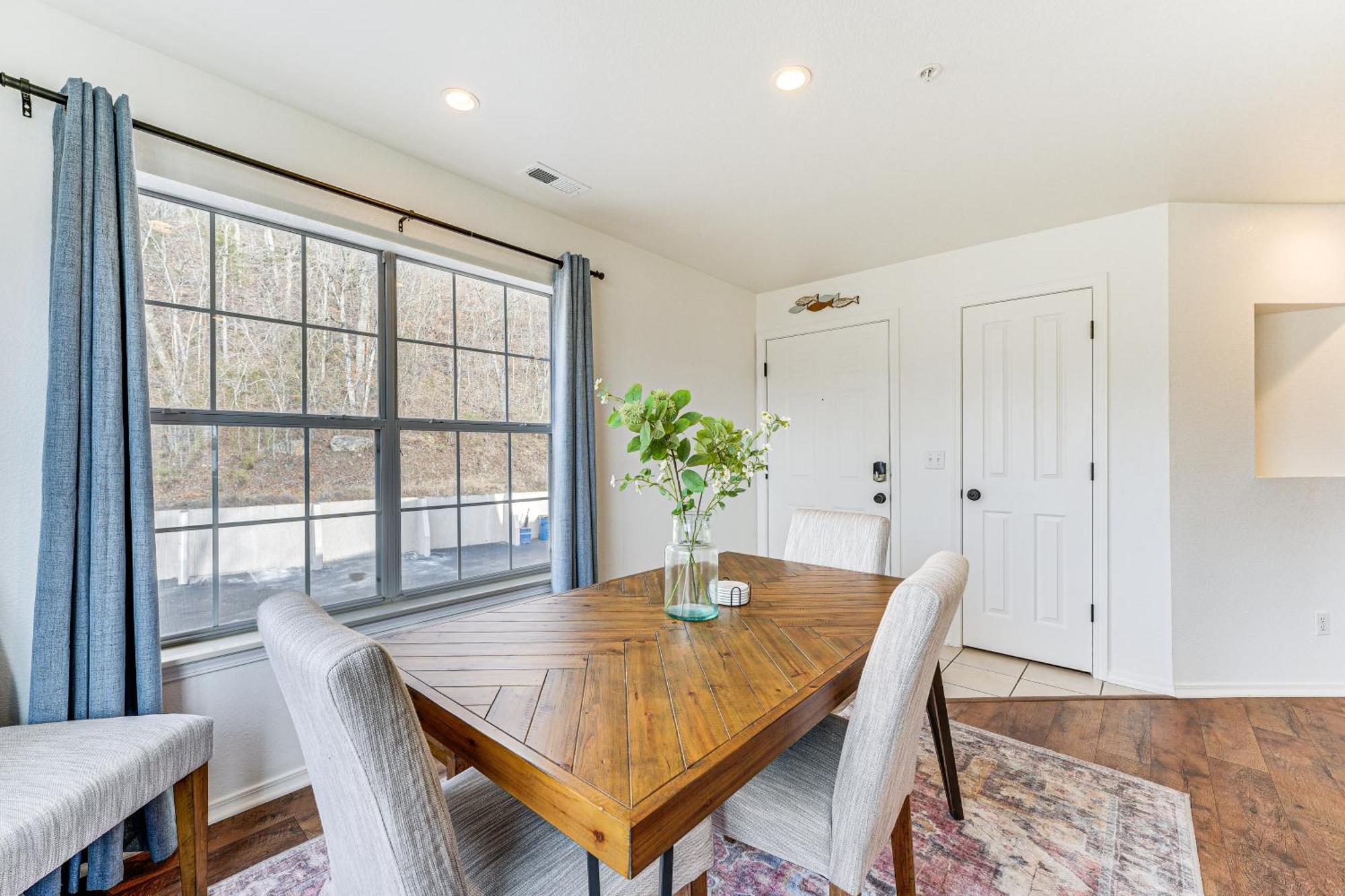 Apartment Lakefront With Sunroom And Views! *
