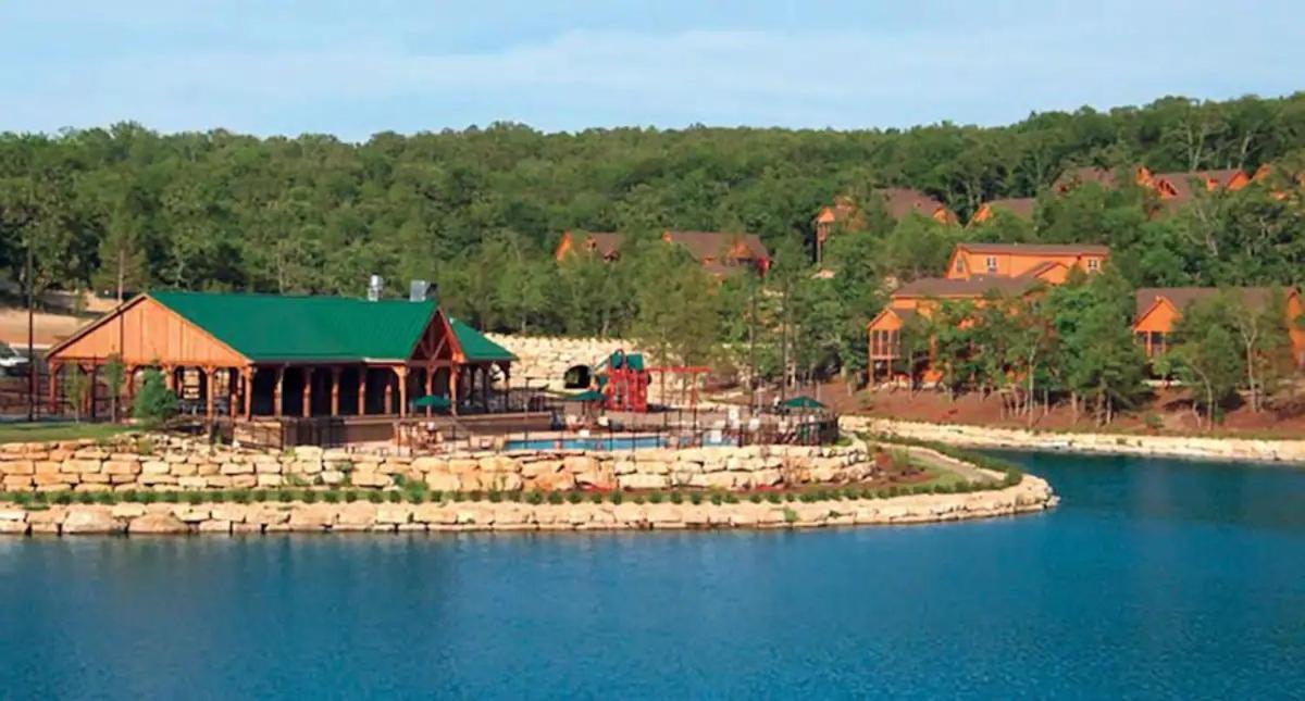 Golf On Site - Walk-in Shower - Jetted Tub - Free Attraction Tickets Included * Branson