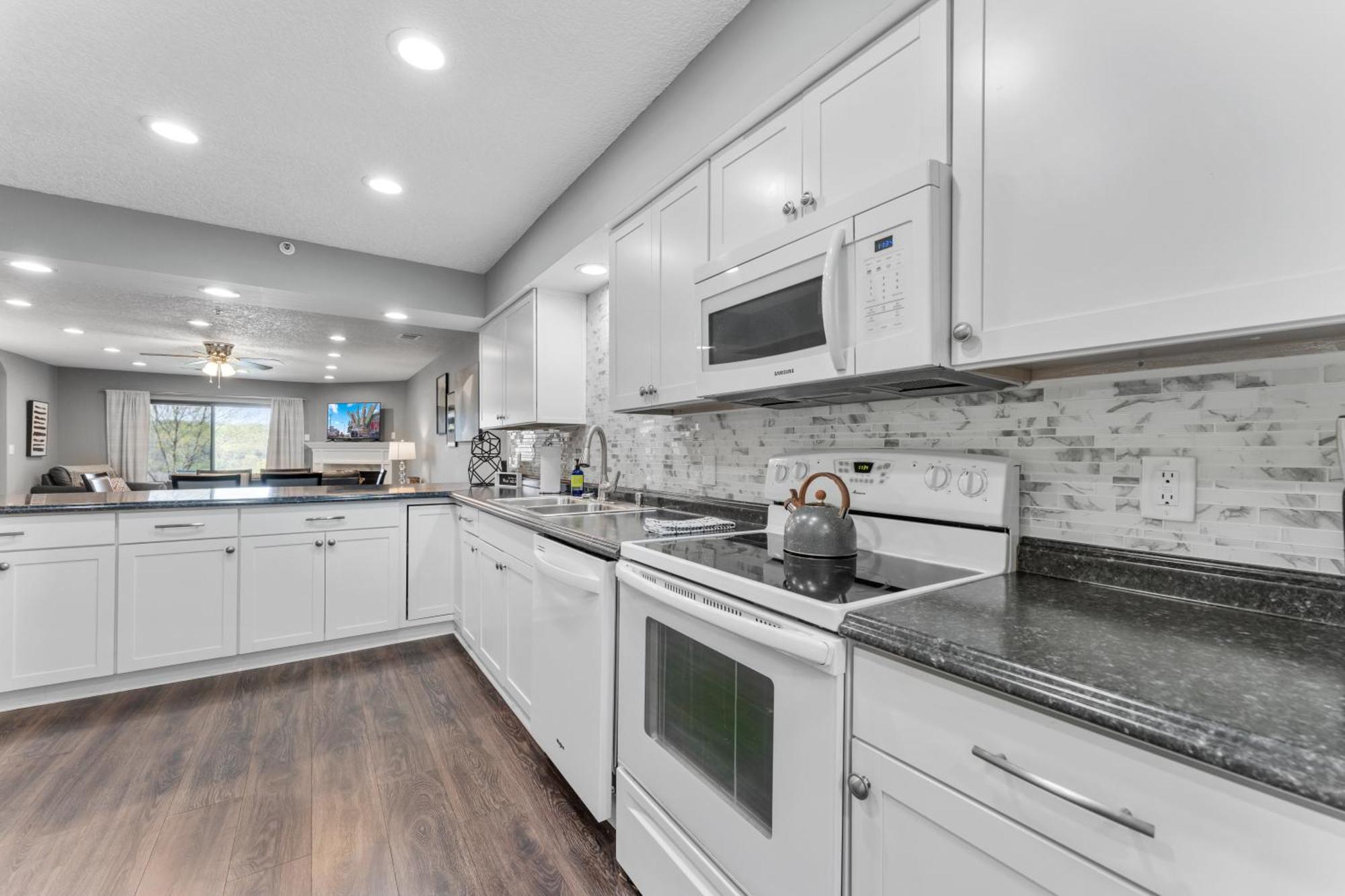 Apartment Free Silver Dollar & Other Attraction Tickets! Spacious, Great Location, Indoor & Outdoor Pools