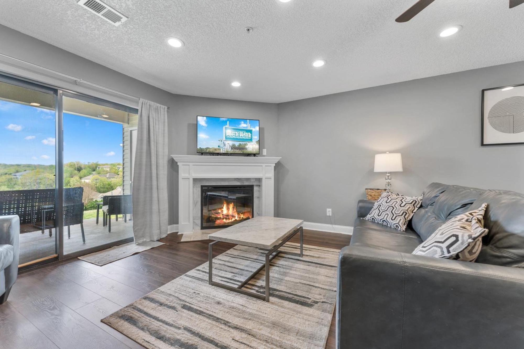Free Silver Dollar & Other Attraction Tickets! Spacious, Great Location, Indoor & Outdoor Pools Apartment Branson