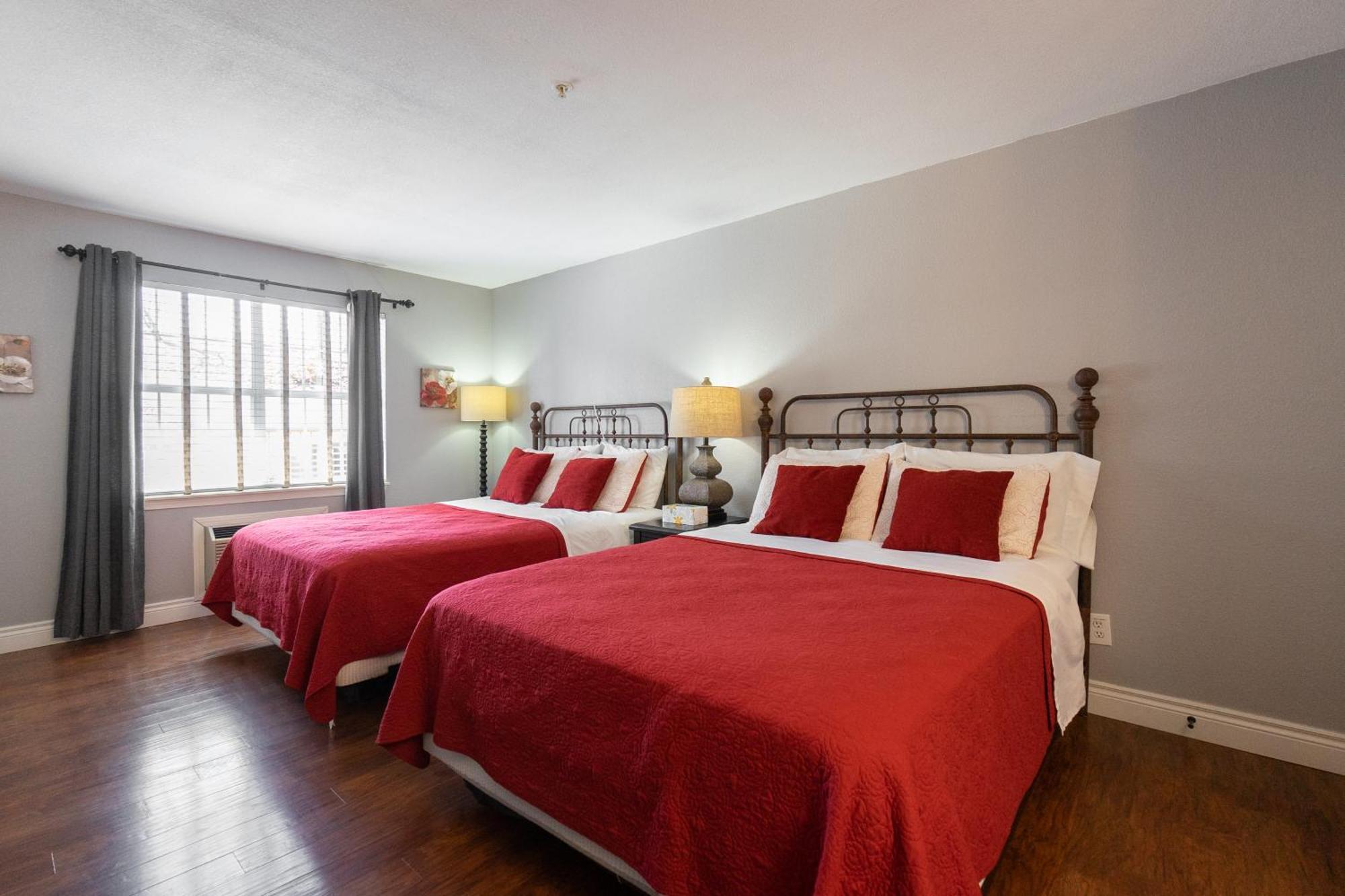 2br Walk-in - Near The 76 Strip - Free Wifi - Pool - Free Tickets Included - Clb-3