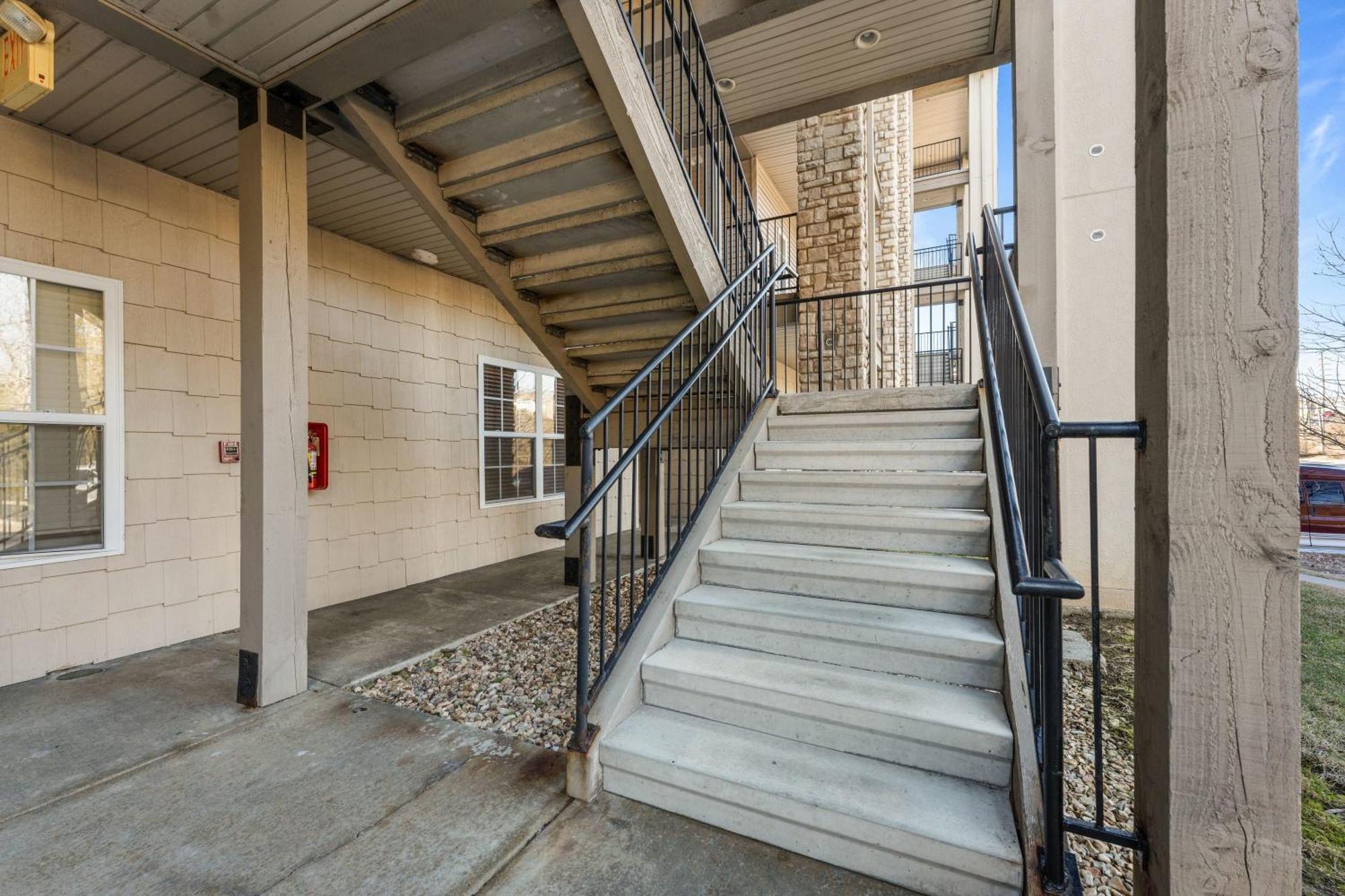 Apartment Thousand Hills Golf View Walkin With Elevator And Close To 76 *