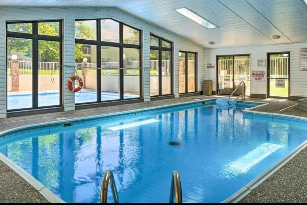 Free Daily Attractions Including Silver Dollar City! Spacious, Centrally Located, 2 Pools Holiday home Branson