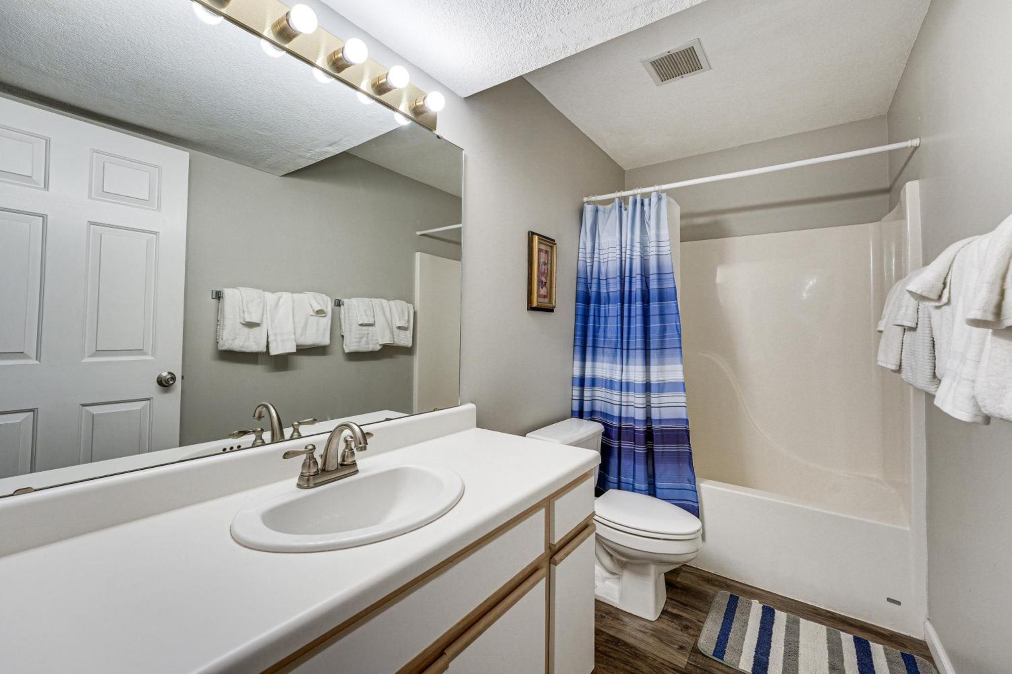 Lakefront Penthouse With Amenities!