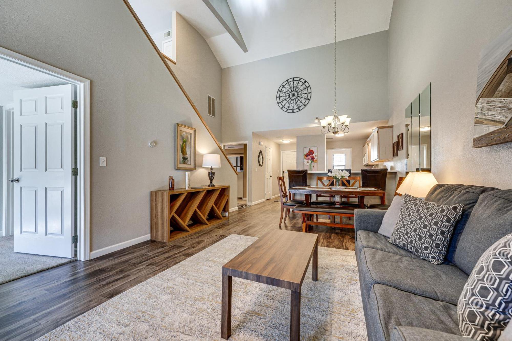 Apartment Lakefront Penthouse With Amenities!