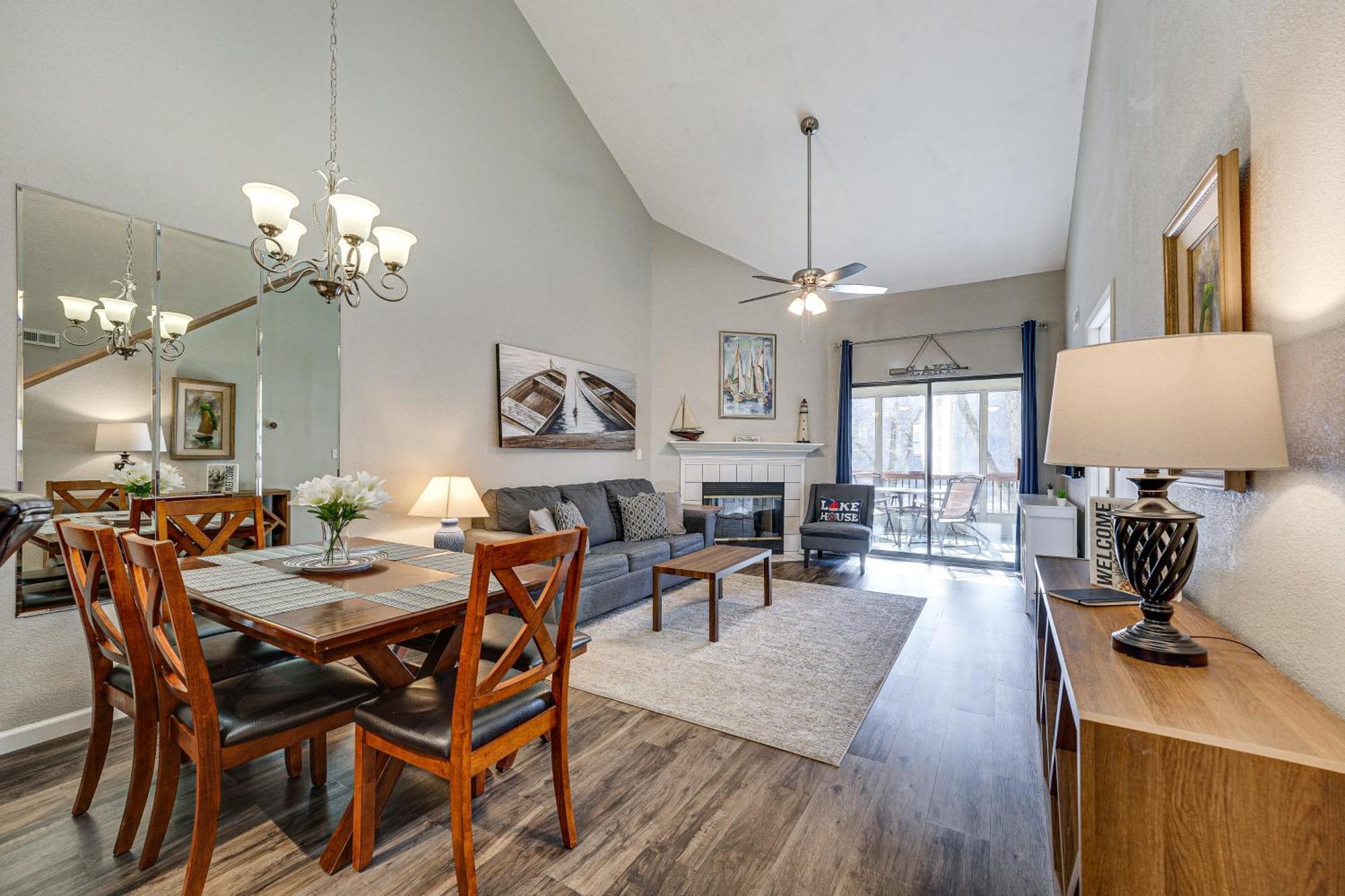Lakefront Penthouse With Amenities!