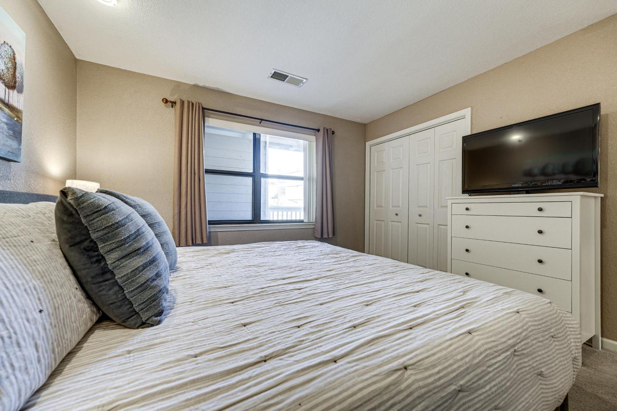 Apartment Lakefront Penthouse With Amenities!
