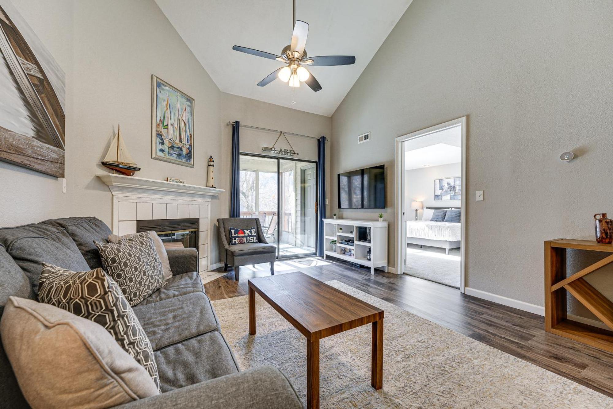 Apartment Lakefront Penthouse With Amenities! *