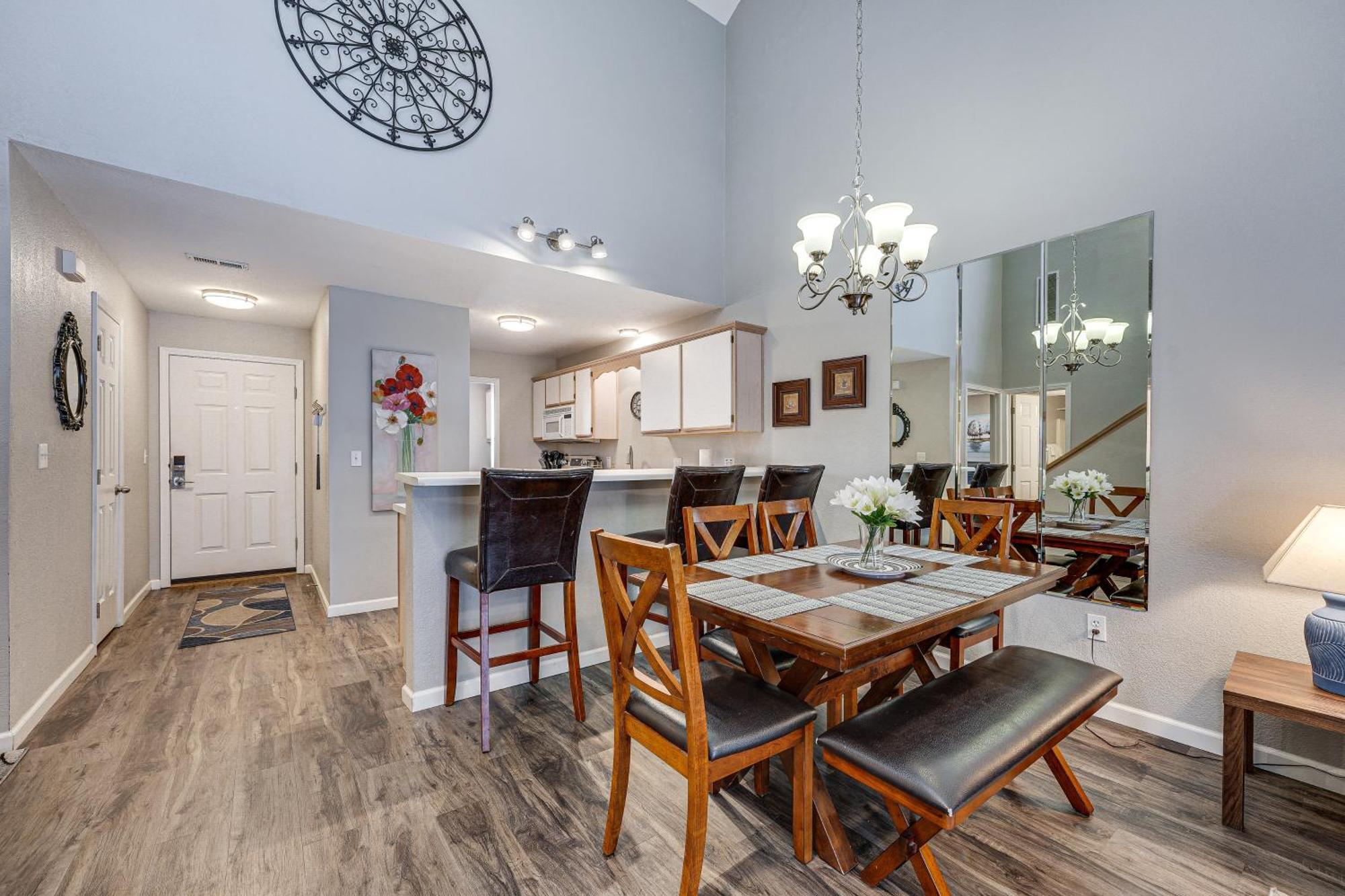 Lakefront Penthouse With Amenities! Apartment